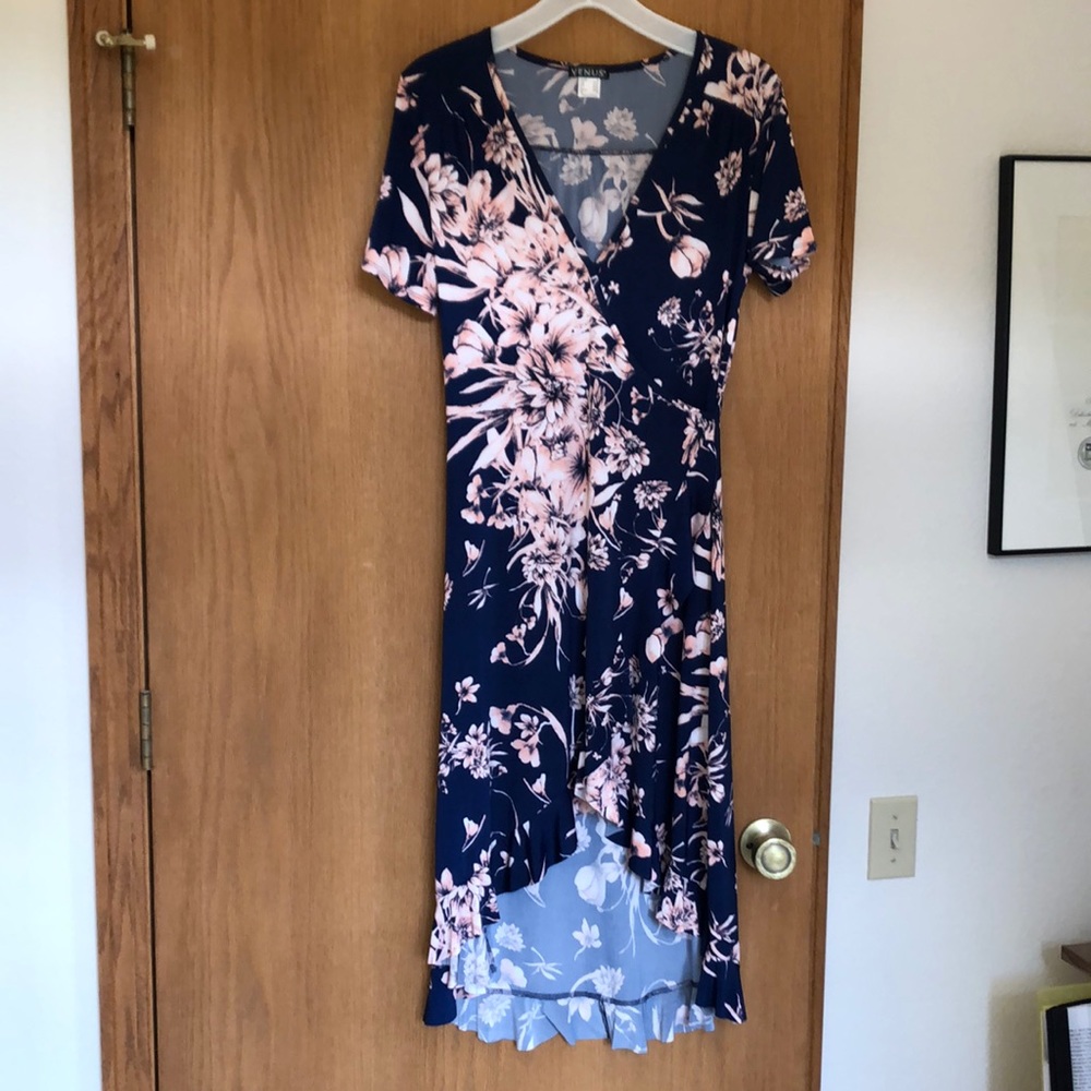 Pretty dress with high-low hem line